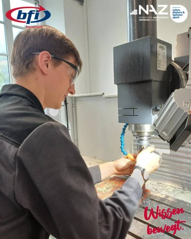 🔧 Volle Konzentration bei der LAP-Vorbereitung! 💪
Ein paar Eindrücke von unseren NAZ-Athlet:innen, die sich aktuell im bfi Steiermark Bildungszentrum Eisenerz intensiv auf die Lehrabschlussprüfung im Bereich Metalltechnik – Maschinenbautechnik vorbereiten.

Es wird gedreht, gefräst und gefeilt – und das mit höchster Präzision! 💥 Die Späne fliegen, der Ehrgeiz ist spürbar – wir drücken euch fest die Daumen für den Endspurt! 🍀

#NAZEisenerz #LAPVorbereitung #Metalltechnik #Maschinenbautechnik #bfiSteiermark #LehreUndSport #KarriereMitLehre #SpäneFliegen #connectingsportsandapprenticeship  #mehralsnordisch  #karrieremitlehrematuraundspitzensport