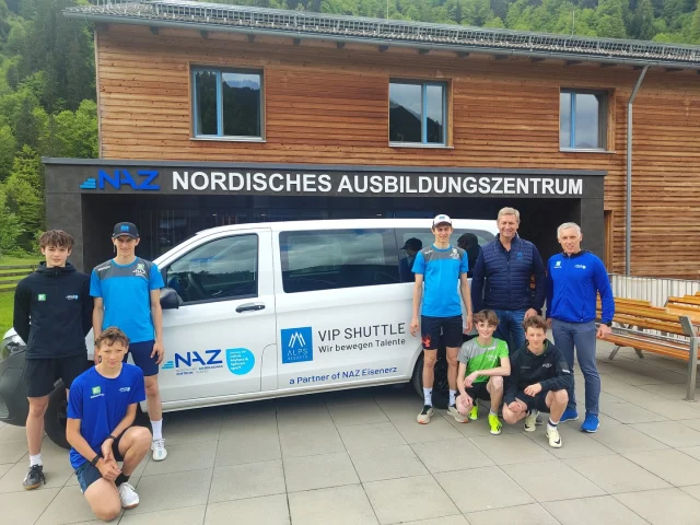 🚐🔋🤩 

NAZ Eisenerz x ALPS RESORTS 💚 Gemeinsam für nachhaltige Mobilität

Mit starker Unterstützung von ALPS RESORTS rollt unser neuer gebrandeter E-Bus – ein Mercedes e-Vito Tourer – über den NAZ Campus! ⚡🚐

100 % elektrisch, betrieben mit grünem Strom aus unserer Photovoltaikanlage, steht der Bus für das, was uns verbindet: Nachhaltigkeit, Innovation & Talentförderung.

Das auffällige Branding mit dem Spruch
👉 „MY WAY OF HOLIDAY. – A partner of NAZ Eisenerz“
macht den Bus zu einem sichtbaren Symbol dieser Partnerschaft.

Ob Wettkämpfe, Trainings oder Events – mit dem neuen VIP Shuttle bewegen wir unsere Athlet:innen umweltfreundlich und zukunftsorientiert.

Danke, ALPS RESORTS, für diese wertvolle Kooperation! 🙌

#NAZEisenerz #ALPSResorts #Nachhaltigkeit #EBus #TalenteBewegen #MyWayOfHoliday #Innovation #GreenMobility #PartnerPower #VIPshuttle #karrieremitlehrematuraundspitzensport #mercedesbenz #evitotourer #emobility #photovoltaik