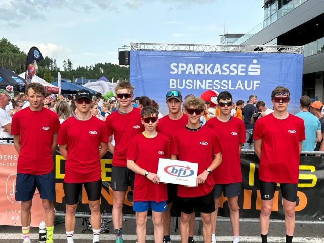 🏃‍♂️ Sparkassen Business Lauf am Red Bull Ring 🏁

Heute waren 8 unserer NAZ-Athlet:innen beim Sparkassen Business Lauf am legendären Red Bull Ring am Start – und haben in der BFI Schüler- & Lehrlingswertung ordentlich abgeräumt! 💥

Von 143 Teilnehmer:innen konnten unsere Sportler folgende Top-Platzierungen erreichen:

🥇 1. Platz – Johannes Steiner
🥈 2. Platz – Tim Denner
🥉 3. Platz – Simon Wimmer
🏅 4. Tobias Galler
🏅 6. Levi Hofmann
🏅 7. Joel Seifert
🏅 10. Jakob Kniewasser
🏅 12. Christoph Kainhofer

Wir gratulieren allen zu dieser starken Leistung – Läuft bei uns, im NAZ Eisenerz! 💪🔥

#NAZEisenerz #SparkassenBusinessLauf #RedBullRing #TeamSpirit #Nachwuchsleistung #BFILauf #LäuftBeiUns #bfisteiermark #karrieremitlehrematuraundspitzensport #connectingsportsandapprenticeship #nazpower #running